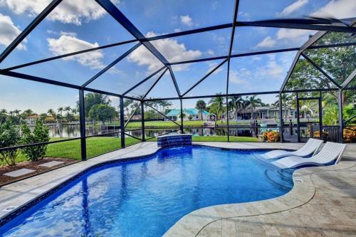 Classy N' Cozy Delray home! Pool with water view