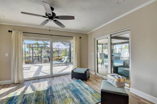 Classy N' Cozy Delray home! Pool with water view