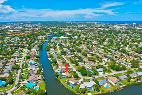 Classy N' Cozy Delray home! Pool with water view