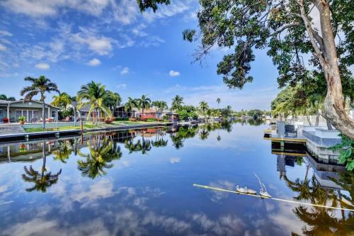 Classy N' Cozy Delray home! Pool with water view