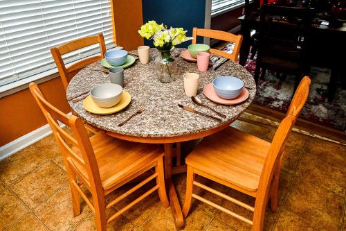 Ételek és italok, 4 - Bed home with Cali King Bed, 12 mins to DTWN in Blair Villa-Poole Creek