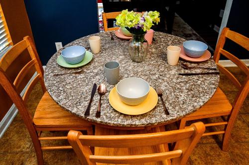 Ételek és italok, 4 - Bed home with Cali King Bed, 12 mins to DTWN in Blair Villa-Poole Creek