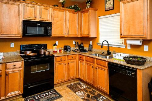 4 - Bed home with Cali King Bed, 12 mins to DTWN in Blair Villa-Poole Creek