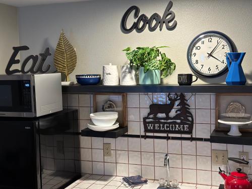 YoBee! Park Reservation Included! Heart of Yosemite - Homey Studios and Breakfast YoBee! Park Reservation Included! Heart of Yosemite - Homey Studios and Breakfast