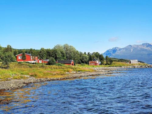 Фасада на хотела, person holiday home in Rossfjordstraumen in Rossfjordstraumen