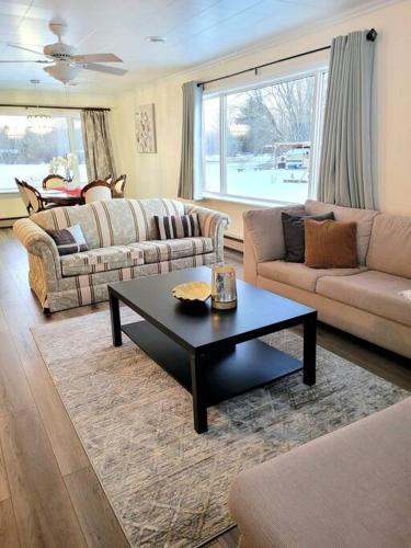 Pines Bay Waterfront cottage with Hot tub! in Moore Falls