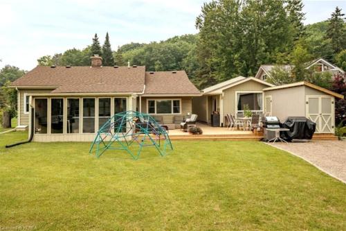 Pines Bay Waterfront cottage with Hot tub! in Moore Falls