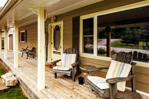 Pines Bay Waterfront cottage with Hot tub! in Moore Falls