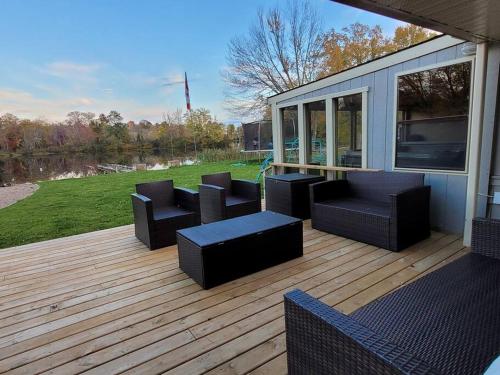 Pines Bay Waterfront cottage with Hot tub! in Moore Falls