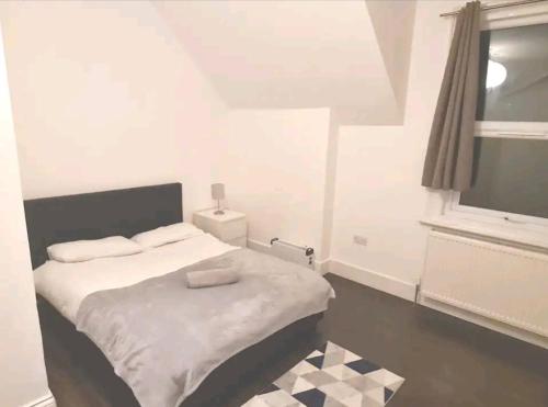 Private 1 Bed apartment, by Ealing Common Station