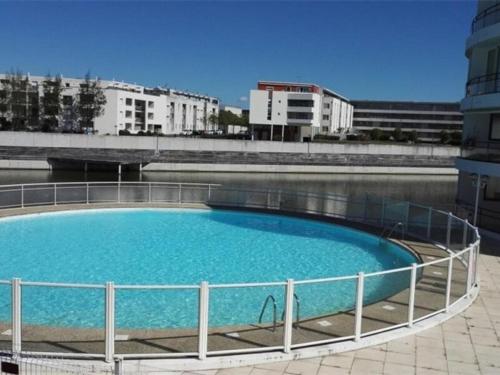Appartement T2 avec balcon, parking et piscine, proche commodités - FR-1-258-201