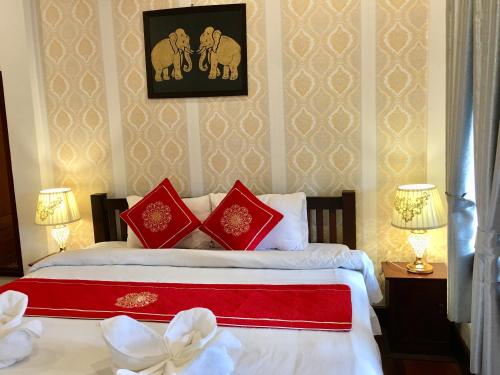 Deluxe Double Room with Balcony image 4
