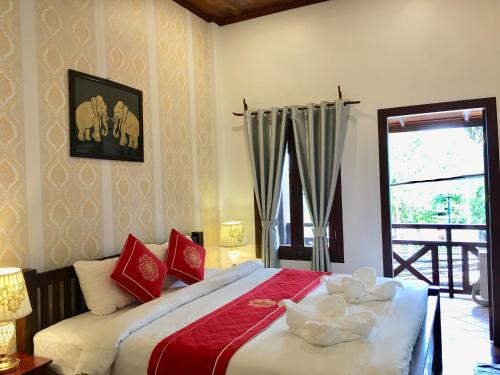 Deluxe Double Room with Balcony image 7