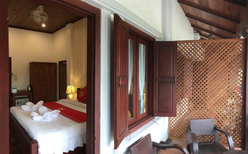 Deluxe Double Room with Balcony image 1