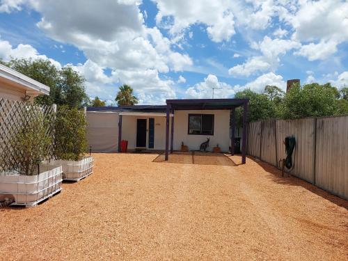 Lavender Cottage - At home in Lightning Ridge