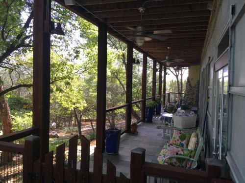 The River Road Retreat at Lake Austin-A Luxury Guesthouse Cabin & Suite