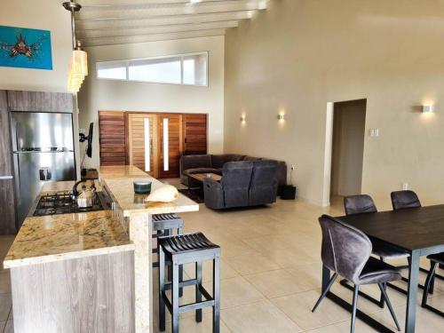 酒吧/Lounge Bar, Villa With Pool and Sea View in 方滕