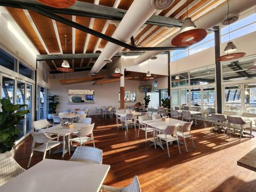 Restoran, Water View. 1bedroom Sleeps 2. WI-FI, Wash Machine in Južni otok Stradbroke 
