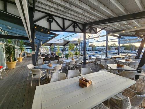 Restoran, Water View. 1bedroom Sleeps 2. WI-FI, Wash Machine in Južni otok Stradbroke 