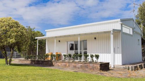Coast and Country Estate - 15m Heated Pool and Minutes to Beach in Praia One Mile