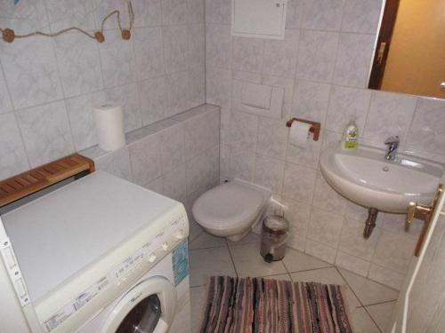 Sehr-schoene-4-Raum-Maisonette-Fewo-mit-110qm-Balkon-zentral-preiswert-T7 - image 3
