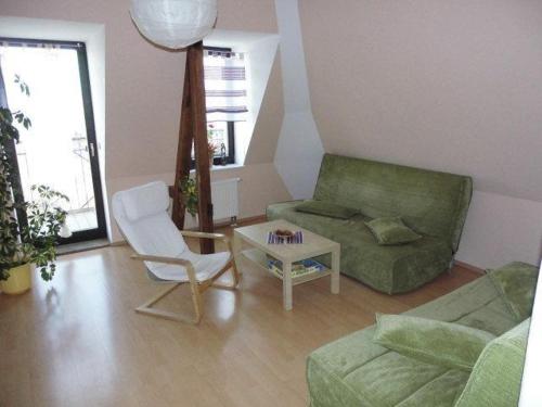 Sehr-schoene-4-Raum-Maisonette-Fewo-mit-110qm-Balkon-zentral-preiswert-T7 - image 7
