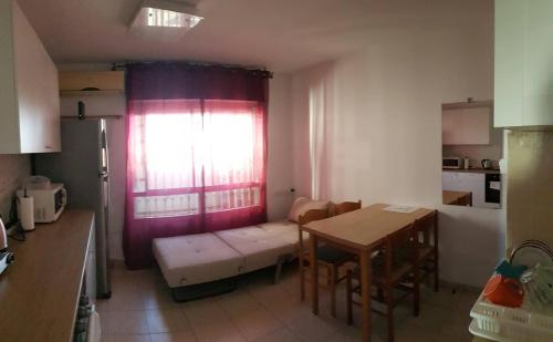Cozy Flat with Parking well-placed near TLV Airport in 로드