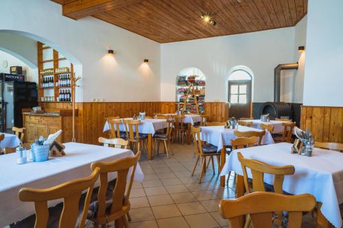 Restaurant, Penzion a vinarstvi Vyskocil Strachotin in Strachotin