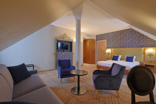 room detail thumbnail 1