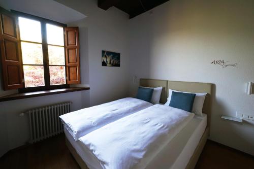 2 twin beds
