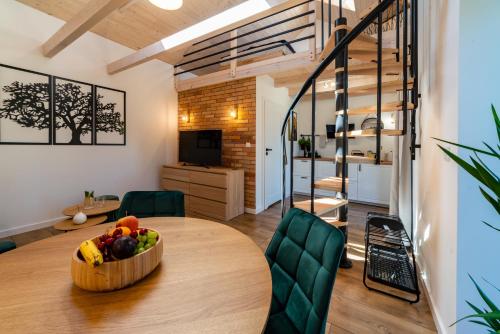 Apartamenty Pod Dębami (Apartamenty Pod Debami) in ซาร์บสค์