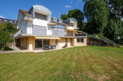  Beautiful and cozy apartment for families with a large garden terrace in Blonay by GuestLee in Blonay