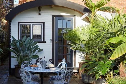 The Cabana - a romantic seaside getaway and garden