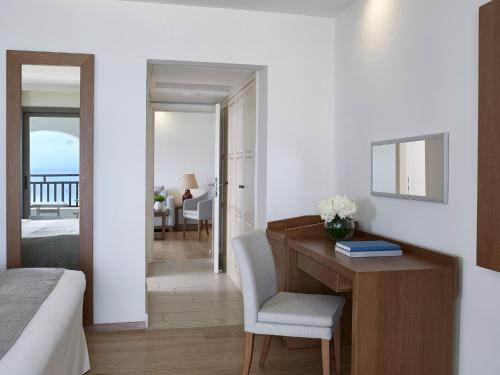 Premium Suite with Sea View image 7