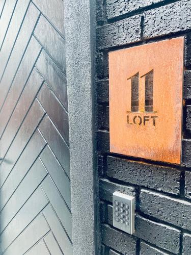 Loft 11 Stunning LUXURY NYC Loft Style Interior Designed 2BD Apartment EXCELLENT CITY CENTRE LOCATION Mezzanine Cinema Room Designer Furniture AMAZING SPACE