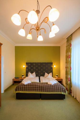 1 queen bed, 1 sofa bed