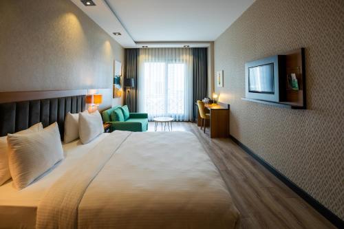 1 king bed, 1 sofa bed