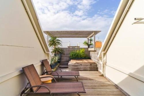 Stylish & New 4 Bedroom Point Waterfront Penthouse - Tap to explore photos