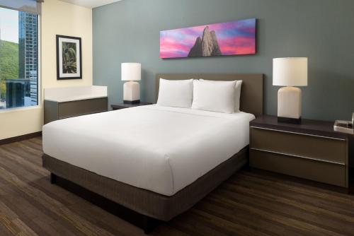 One-Bedroom King Suite with Sofa Bed and Roll-In Shower - Disability Access room in Hyatt House Monterrey Valle San Pedro