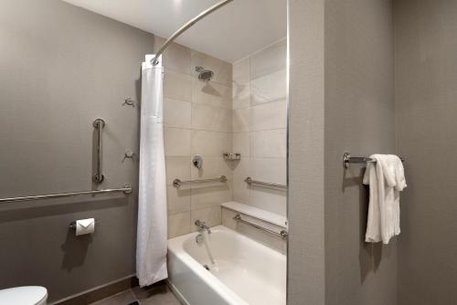One-Bedroom King Suite with Sofa Bed, Kitchen and Tub - Disability Access image 1