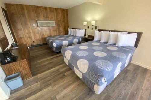 2 queen beds