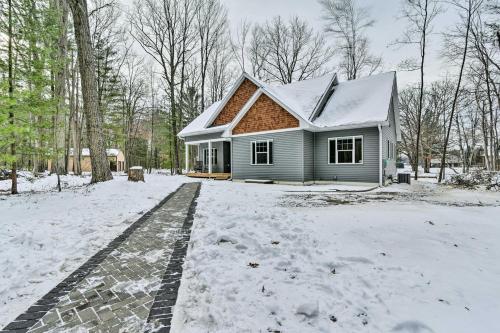 Pet-Friendly Wixom Lake Home with Deck! in Beaverton, Vereinigte Staaten von Amerika