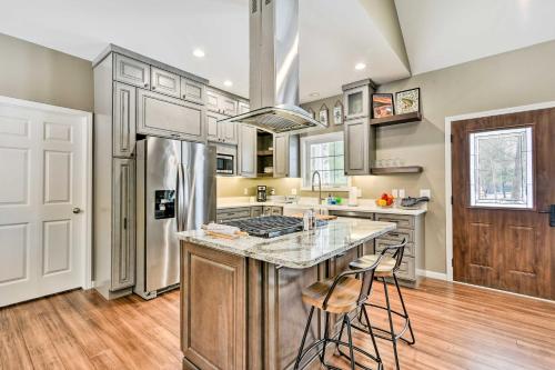 Pet-Friendly Wixom Lake Home with Deck! in Beaverton, USA