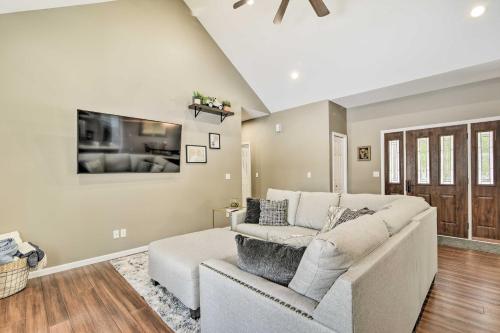 Pet-Friendly Wixom Lake Home with Deck! in Beaverton, USA
