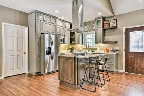 Pet-Friendly Wixom Lake Home with Deck! in Beaverton, USA