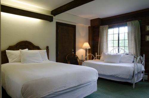 1 queen bed, 2 twin beds