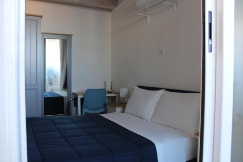 Double Room with Terrace image 6