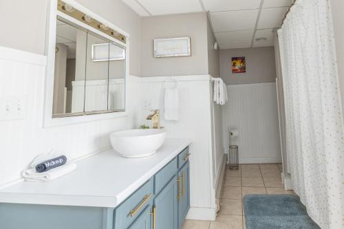 Tranquility Suite Pet- Friendly in Asheville, USA