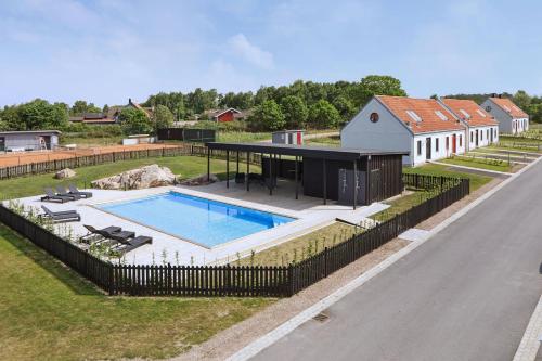 Mysigt hus med kamin och pool in Torekov