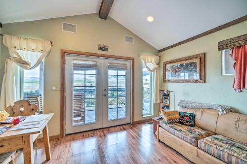 Dreamswest Ennis Studio with Deck and Stunning Views in Cameron, USA